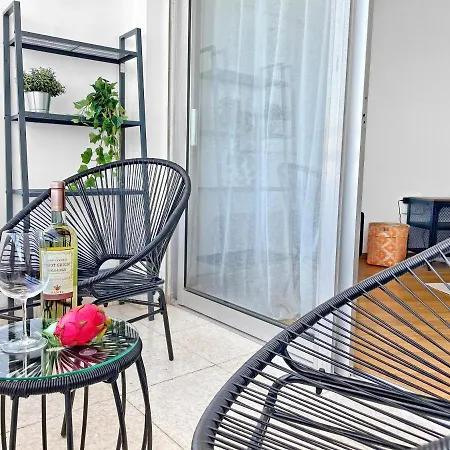 Appartamento 1br Seaview Apt With Community Pool In Center Larnaca
